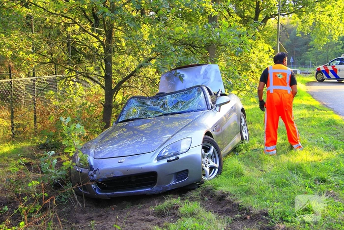 Auto belandt op dak na ongeval