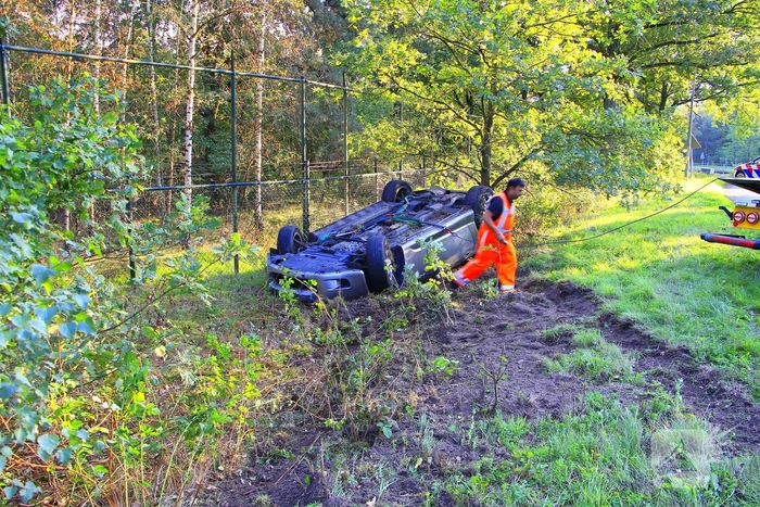 Auto belandt op dak na ongeval
