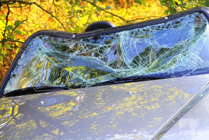 Auto belandt op dak na ongeval