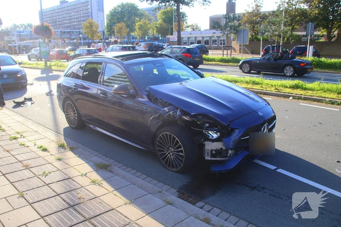 Flinke schade bij aanrijding tussen personenauto en taxi