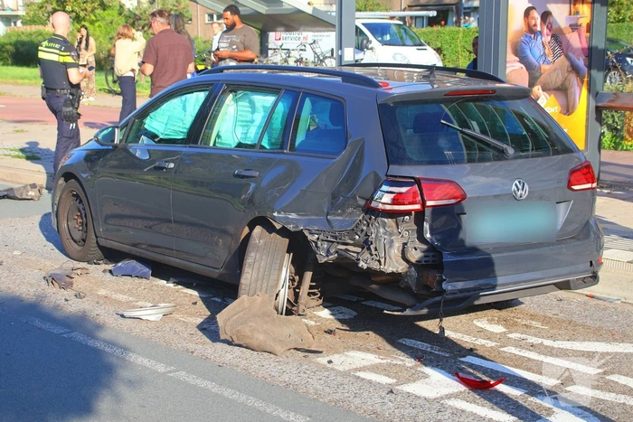Flinke schade bij aanrijding tussen personenauto en taxi