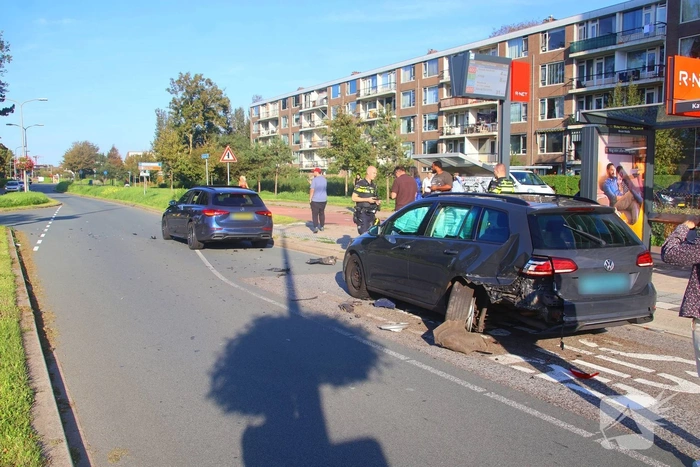Flinke schade bij aanrijding tussen personenauto en taxi