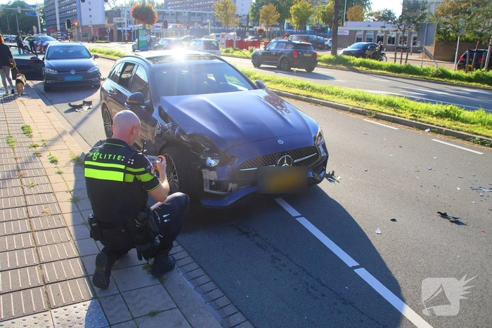 Flinke schade bij aanrijding tussen personenauto en taxi