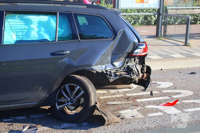 Flinke schade bij aanrijding tussen personenauto en taxi