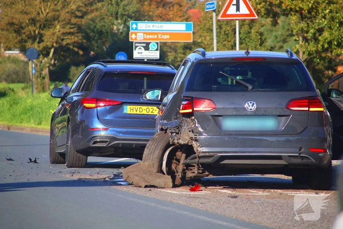 Flinke schade bij aanrijding tussen personenauto en taxi
