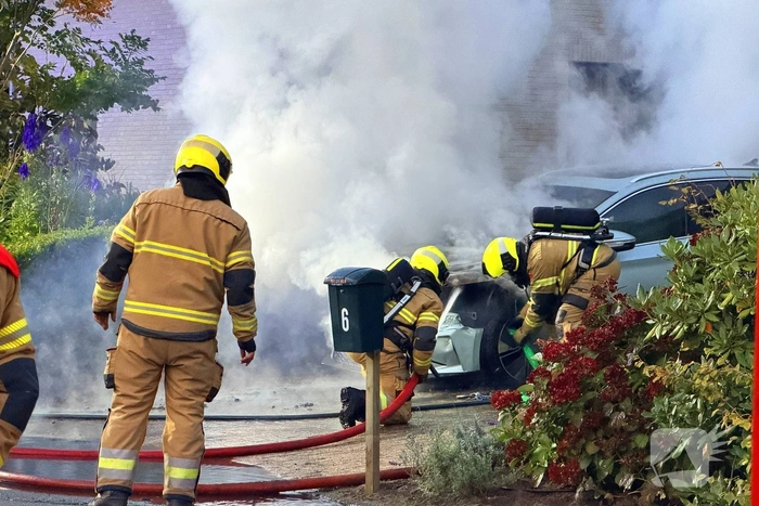 Geparkeerde auto in brand