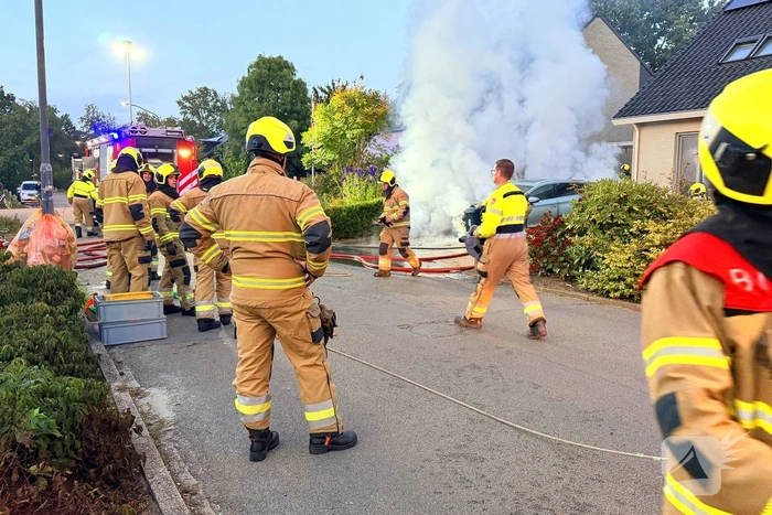 Geparkeerde auto in brand