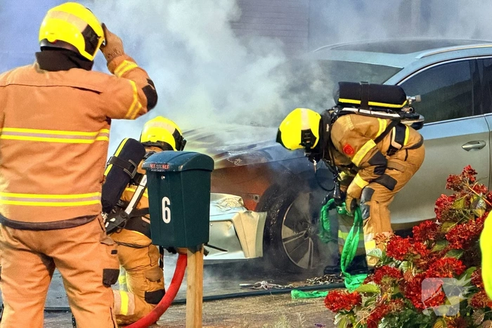 Geparkeerde auto in brand