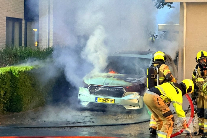 Geparkeerde auto in brand