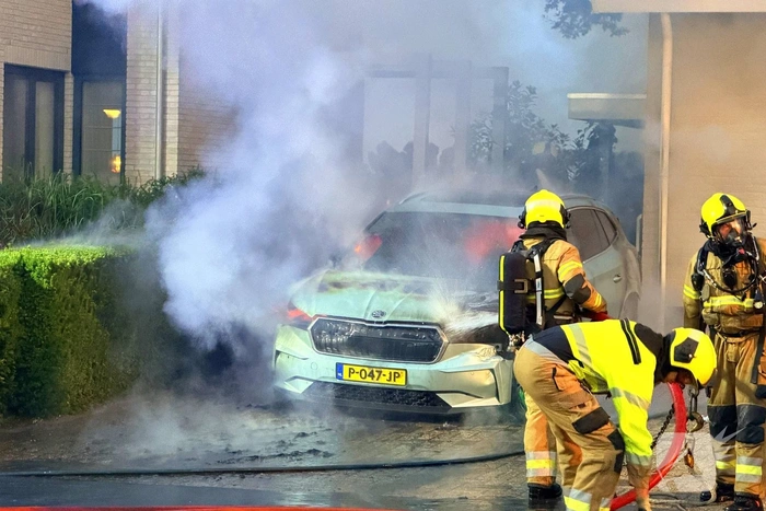 Geparkeerde auto in brand