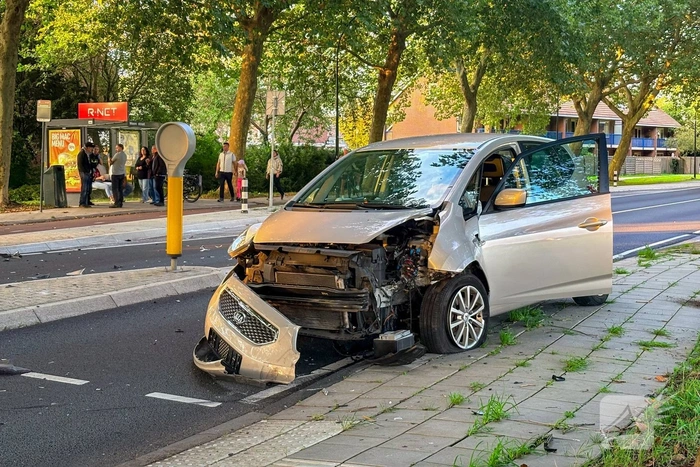 Voertuig botst tegen lantaarnpaal