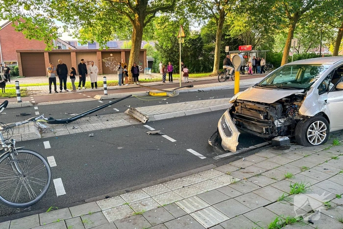Voertuig botst tegen lantaarnpaal