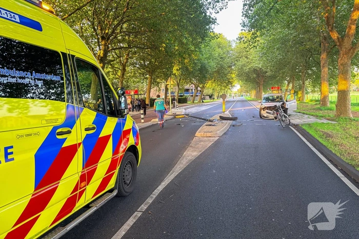 Voertuig botst tegen lantaarnpaal