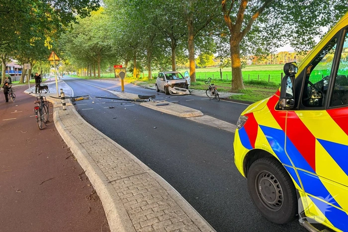 Voertuig botst tegen lantaarnpaal