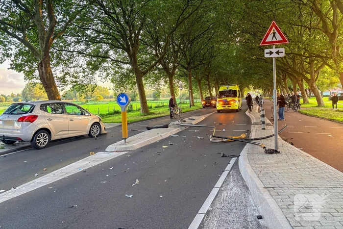 Voertuig botst tegen lantaarnpaal