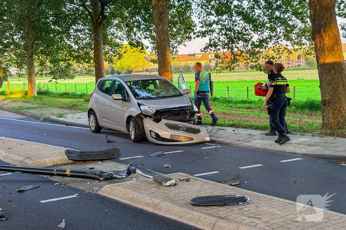 Voertuig botst tegen lantaarnpaal