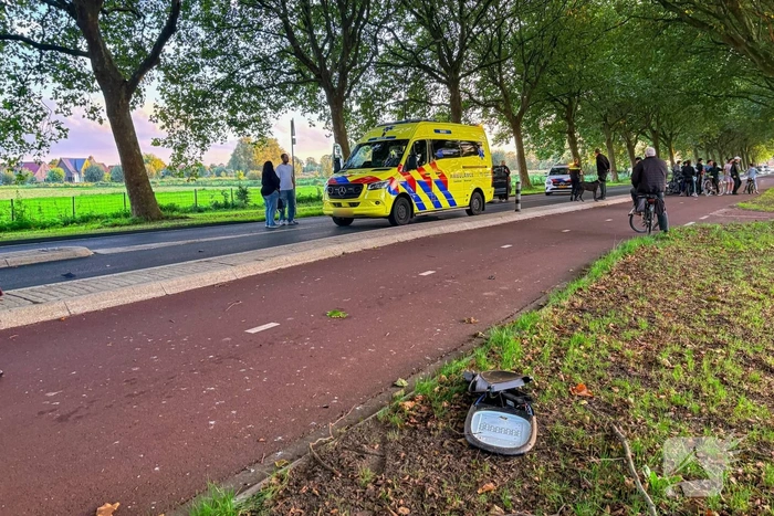 Voertuig botst tegen lantaarnpaal