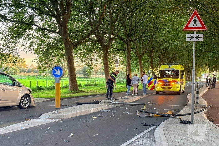 Voertuig botst tegen lantaarnpaal