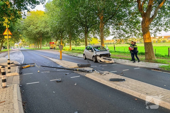 Voertuig botst tegen lantaarnpaal