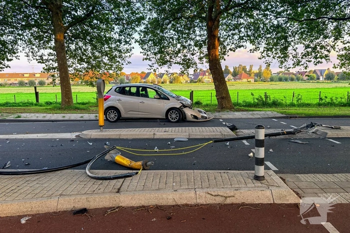 Voertuig botst tegen lantaarnpaal