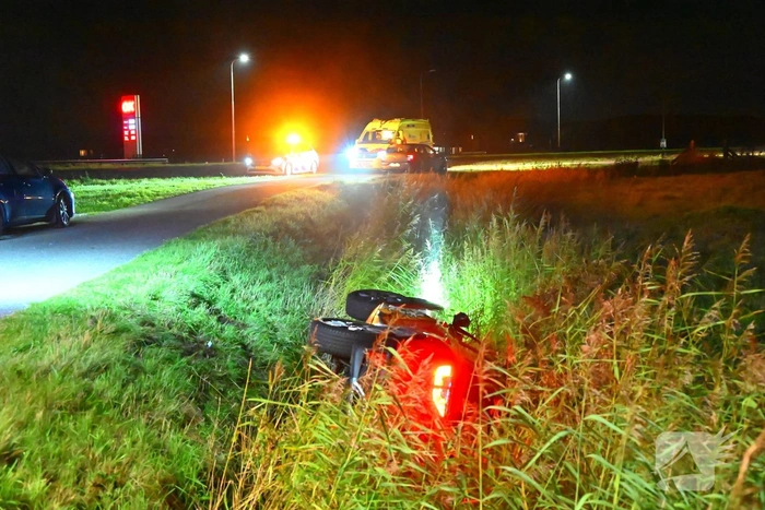 Brandweer ingezet bij voertuig in sloot