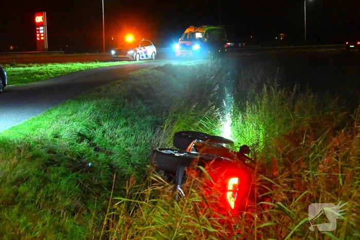 Brandweer ingezet bij voertuig in sloot