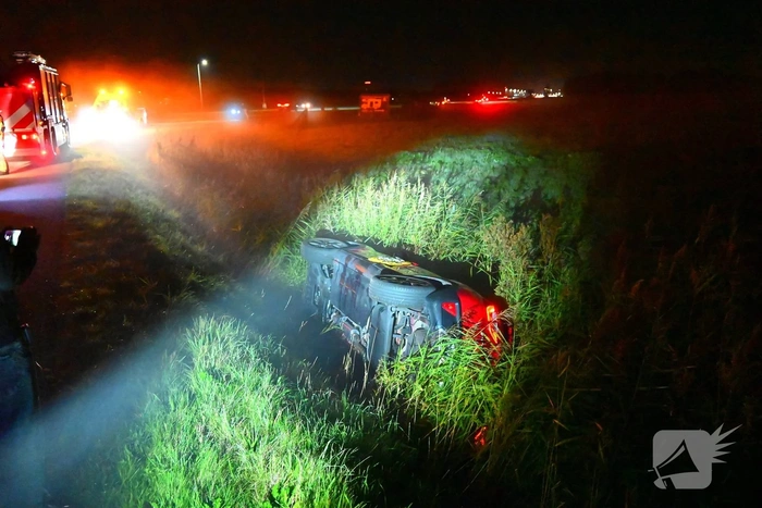 Brandweer ingezet bij voertuig in sloot