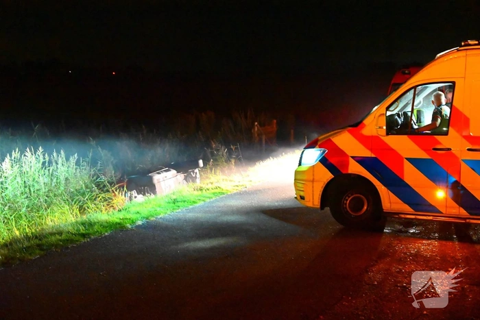 Brandweer ingezet bij voertuig in sloot