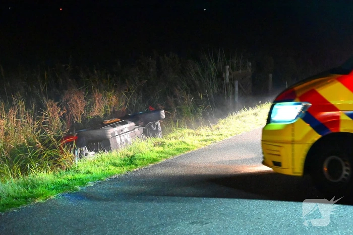 Brandweer ingezet bij voertuig in sloot