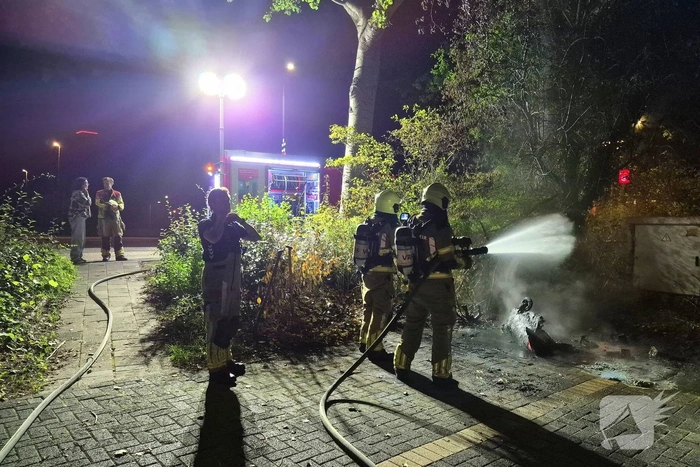 Brandweer met spoed naar containerbrand