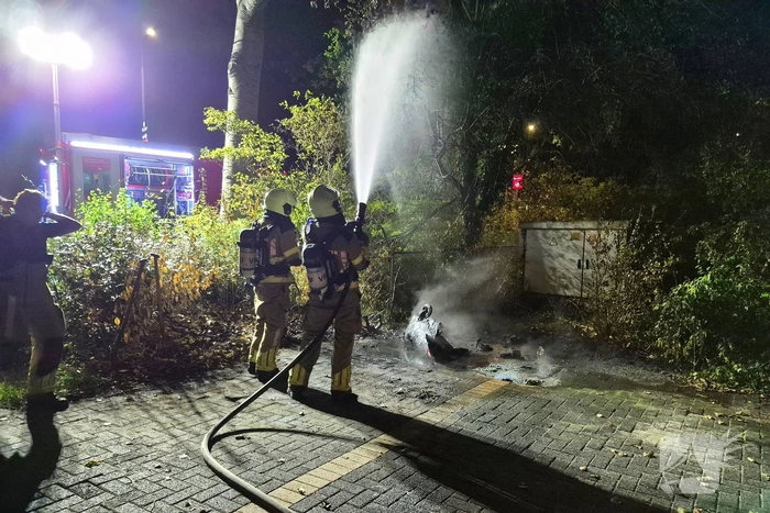 Brandweer met spoed naar containerbrand