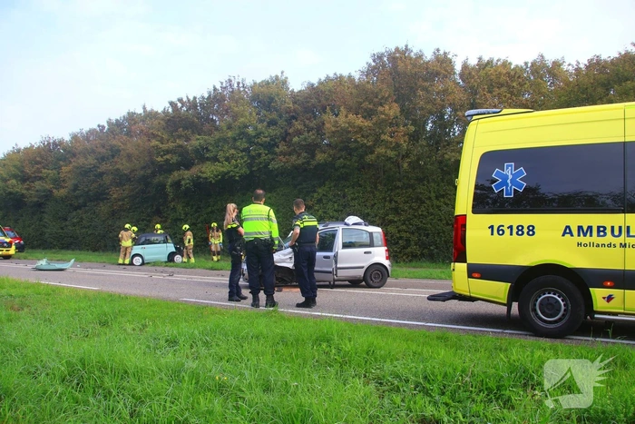 Meerdere gewonden bij frontale botsing; weg volledig afgesloten