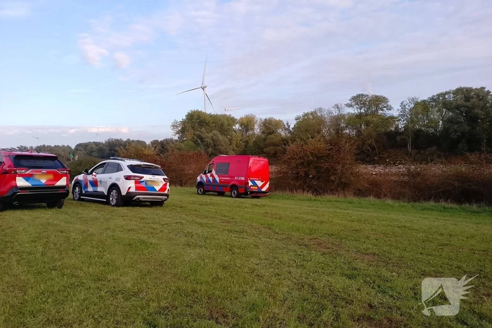 Brandweer onderzoekt voertuig in het water