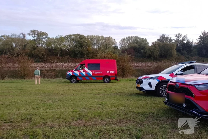 Brandweer onderzoekt voertuig in het water