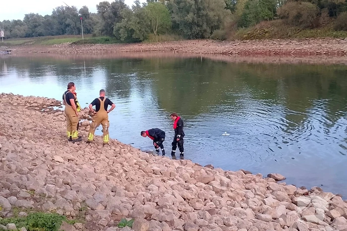 Brandweer onderzoekt voertuig in het water