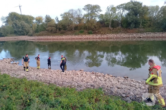 Brandweer onderzoekt voertuig in het water