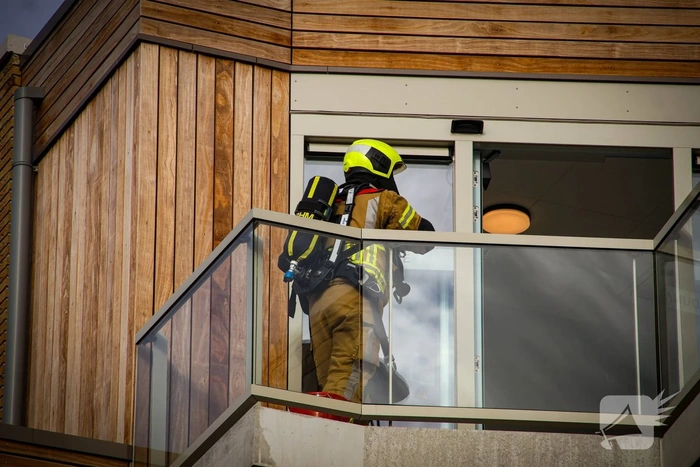 Brandweer blust korte, maar felle keukenbrand