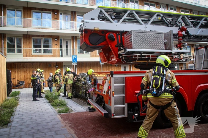 Brandweer blust korte, maar felle keukenbrand