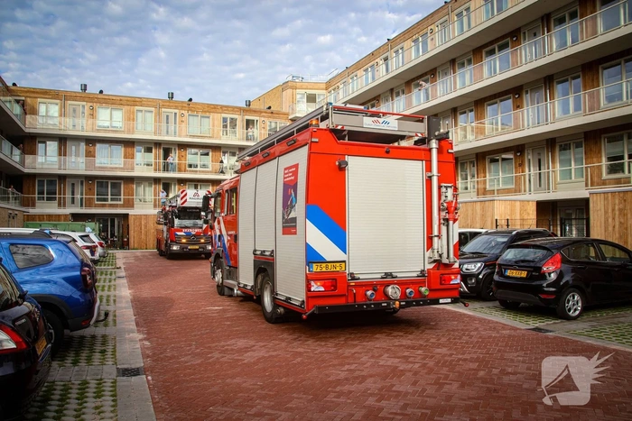 Brandweer blust korte, maar felle keukenbrand