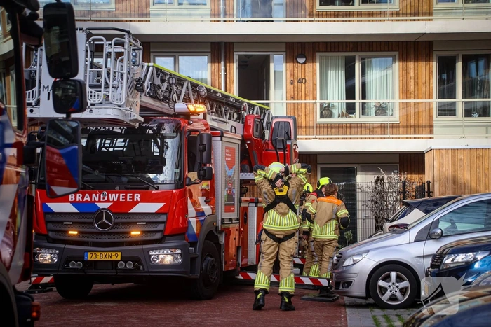 Brandweer blust korte, maar felle keukenbrand