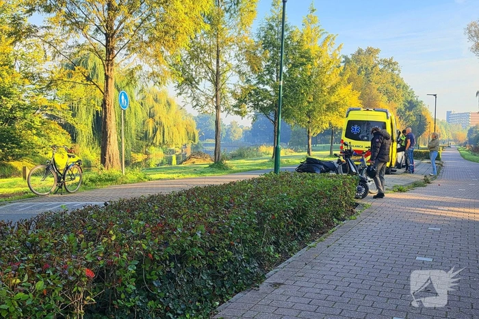 Scooterrijder en fietser in botsing