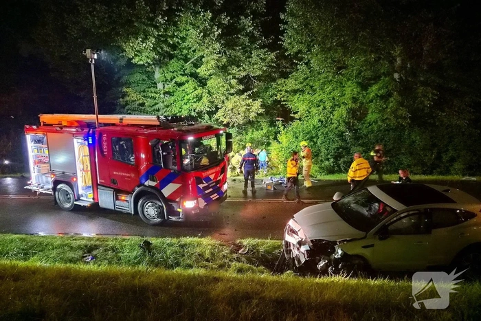 Vrouw uit auto geknipt na frontale aanrijding