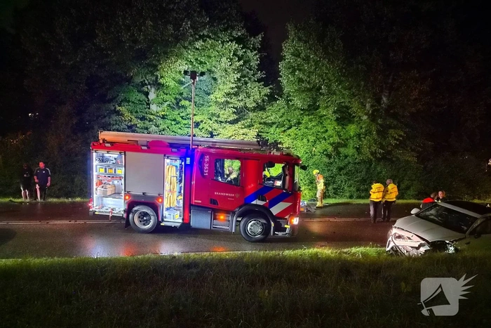 Vrouw uit auto geknipt na frontale aanrijding
