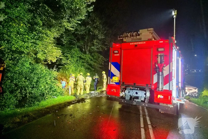 Vrouw uit auto geknipt na frontale aanrijding