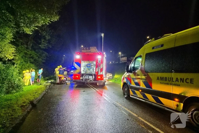 Vrouw uit auto geknipt na frontale aanrijding