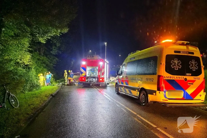 Vrouw uit auto geknipt na frontale aanrijding