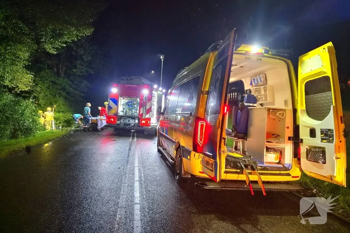 Vrouw uit auto geknipt na frontale aanrijding