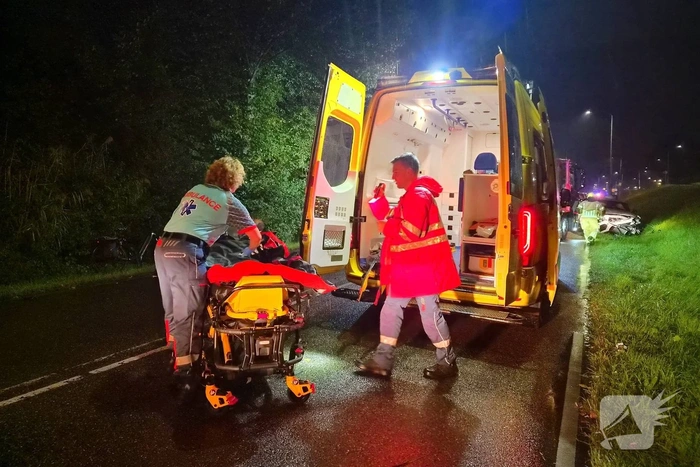 Vrouw uit auto geknipt na frontale aanrijding