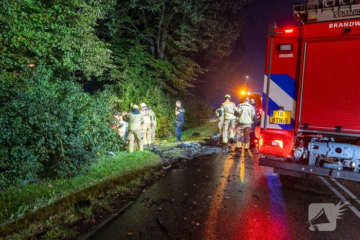 Vrouw uit auto geknipt na frontale aanrijding