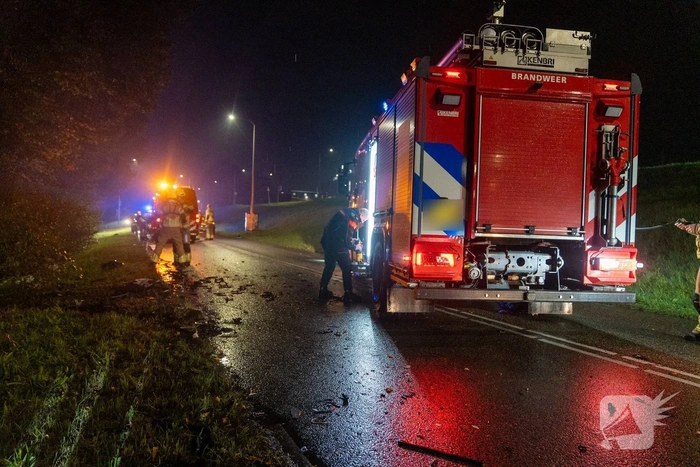 Vrouw uit auto geknipt na frontale aanrijding